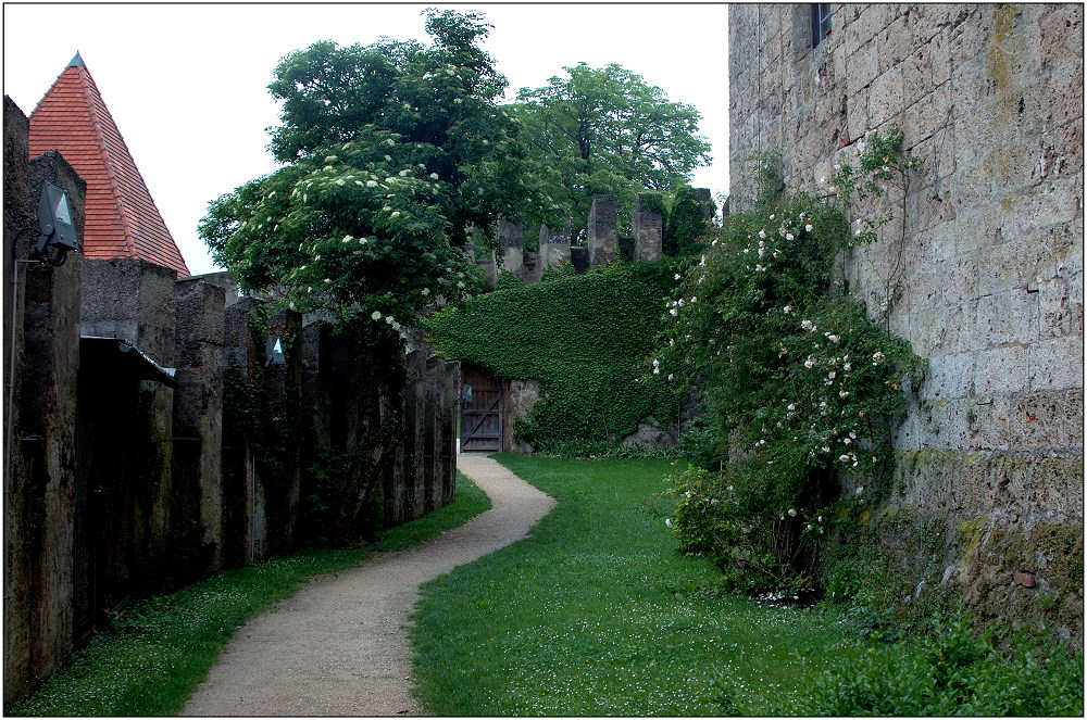 ... hinter der Burg regnet es auch ....