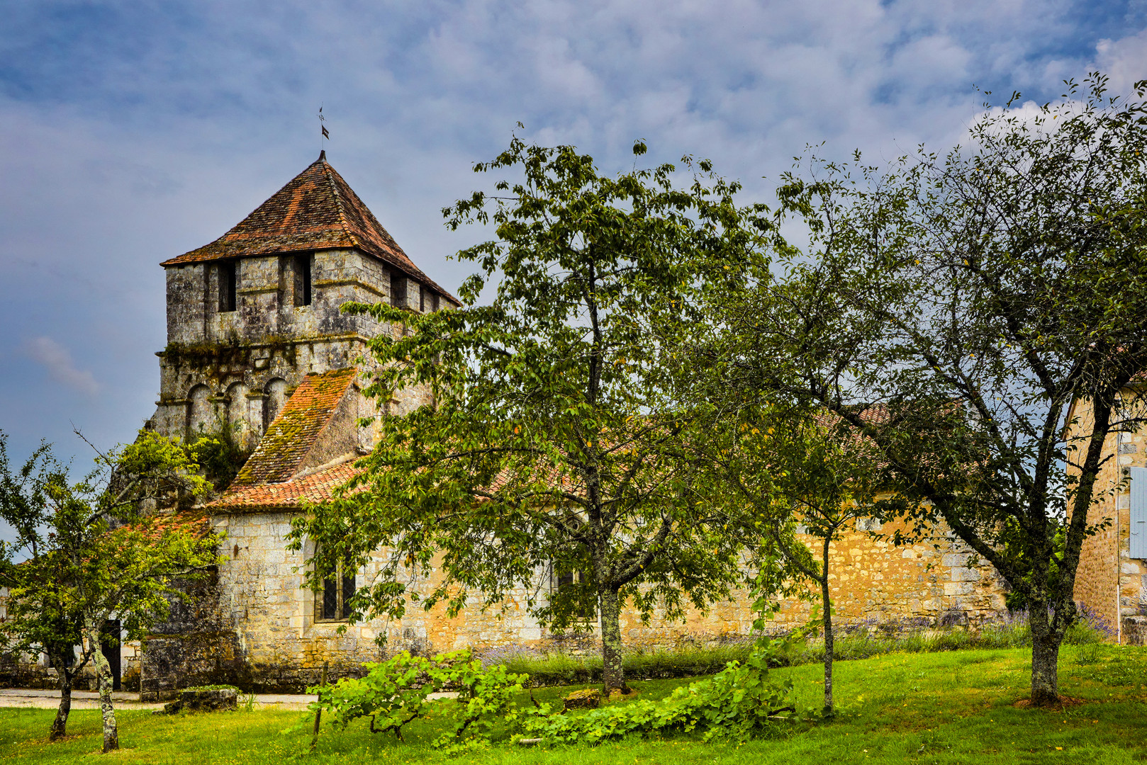 Hinter der Dorfkirche