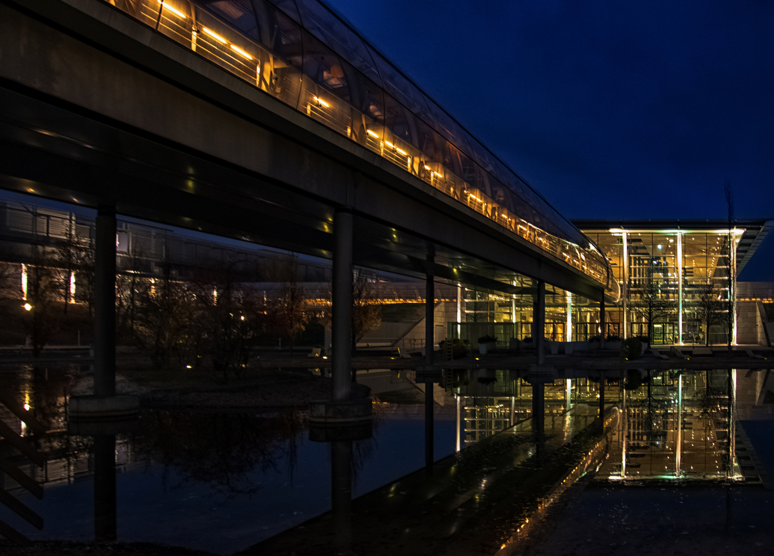 Hinter der Glashalle