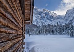 Hinter der Hütte