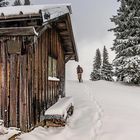 Hinter der Hütte