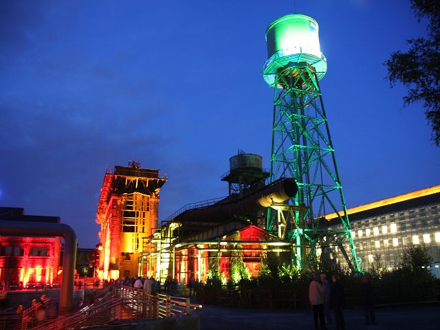 Hinter der Jahrhunderthalle Bochum