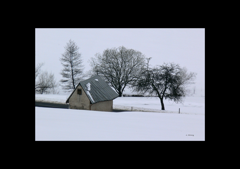 Hinter der Kapelle