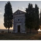 Hinter der Kapelle geht die Sonne auf