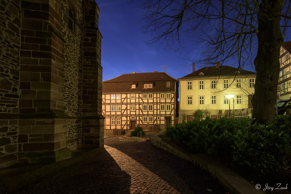 Hinter der Kirche