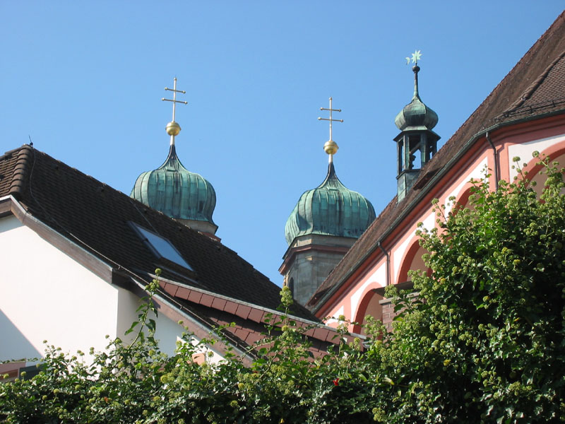 Hinter der Kirche