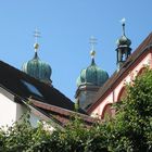 Hinter der Kirche