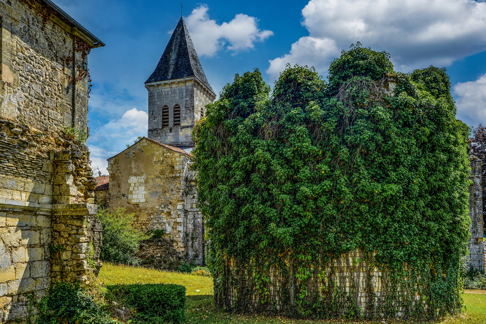 Hinter der kleinen Kirche auf dem Hügel 01