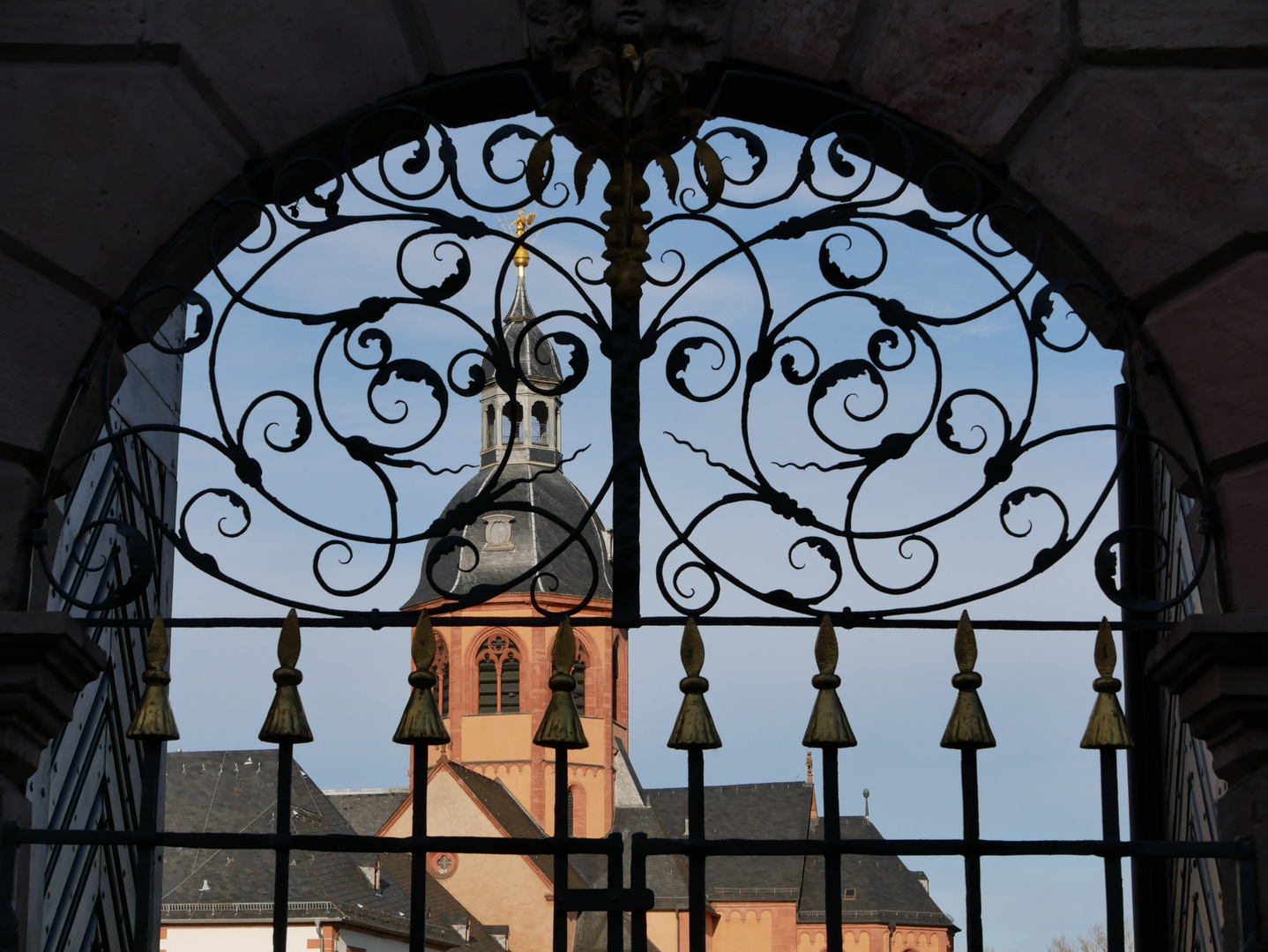 Hinter der Klostermauer