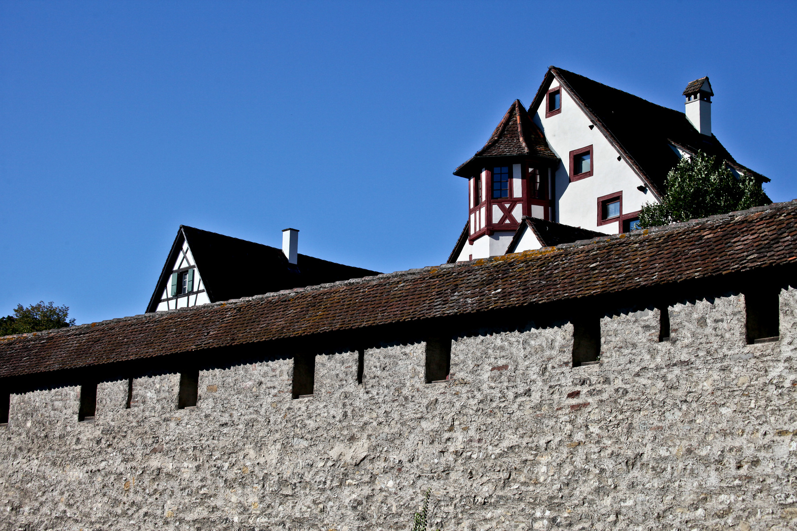 Hinter der Mauer