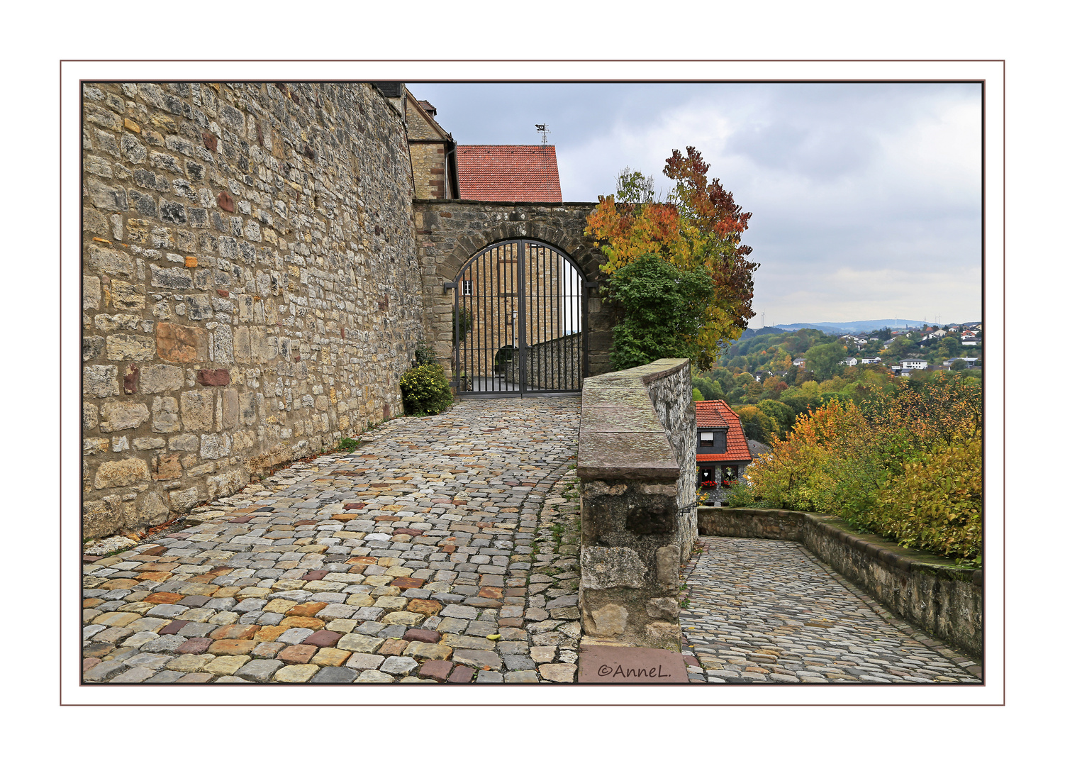 Hinter der Mauer . . .