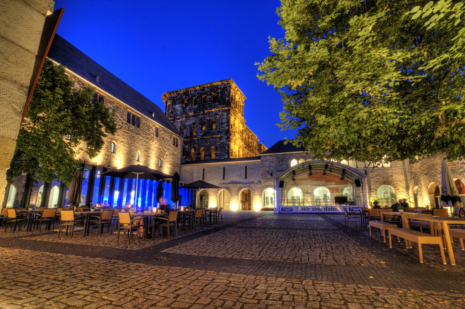 Hinter der Porta Nigra