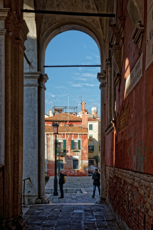 hinter der Scuola Grande de San Rocco