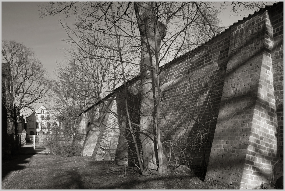 Hinter der Stadtmauer