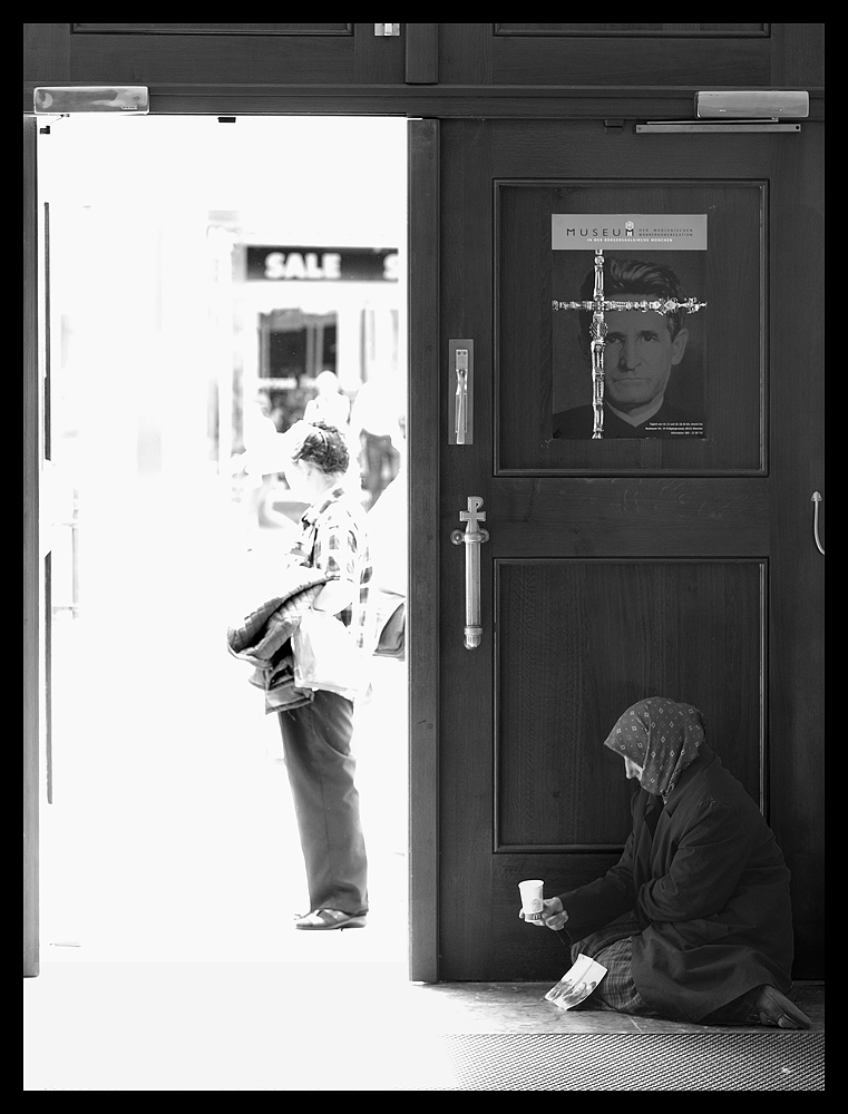 hinter der Tür Foto & Bild | streetfotografie mit menschen