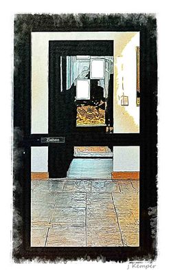 - hinter der Tür - durch die Tür -