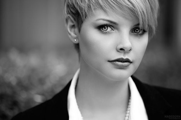 Hinter diesen Augen...