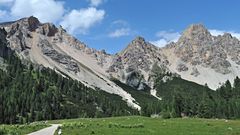 hinter diesen Bergen liegt das Gadertal