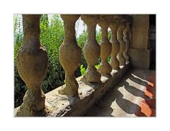 Hinter dieser Balustrade