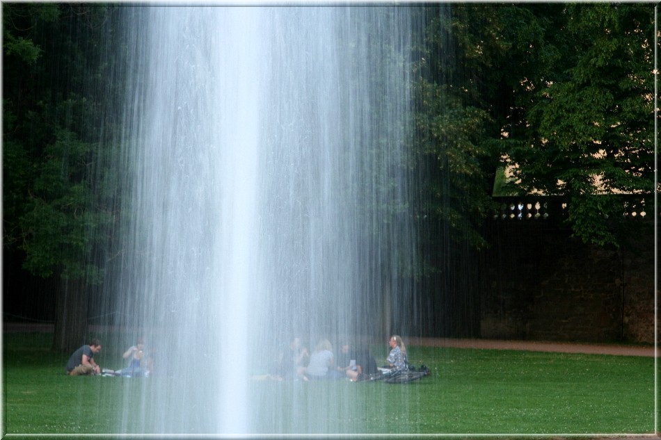 hinter einem Springbrunnen