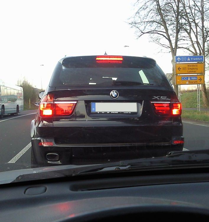 Hinter einem SUV