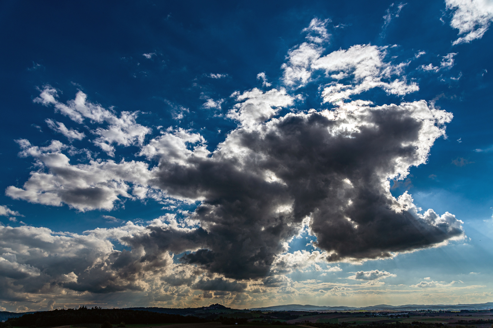 Hinter einer riesigen Wolke