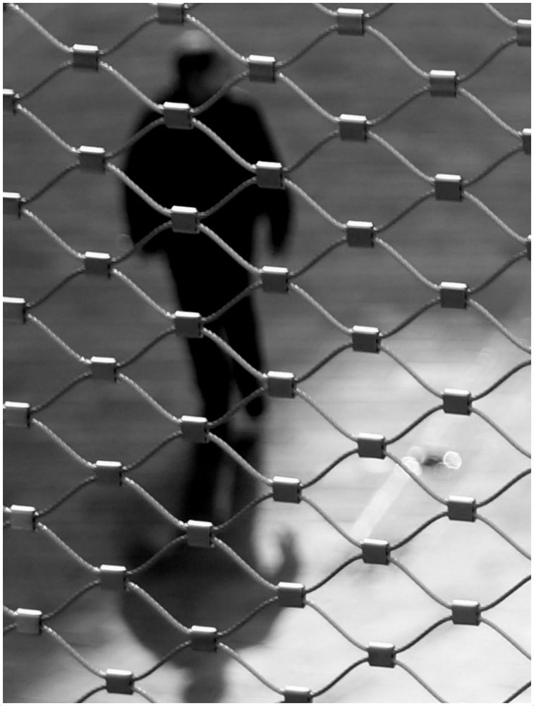 . hinter Gittern .