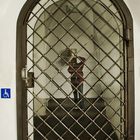 ..hinter Gittern..