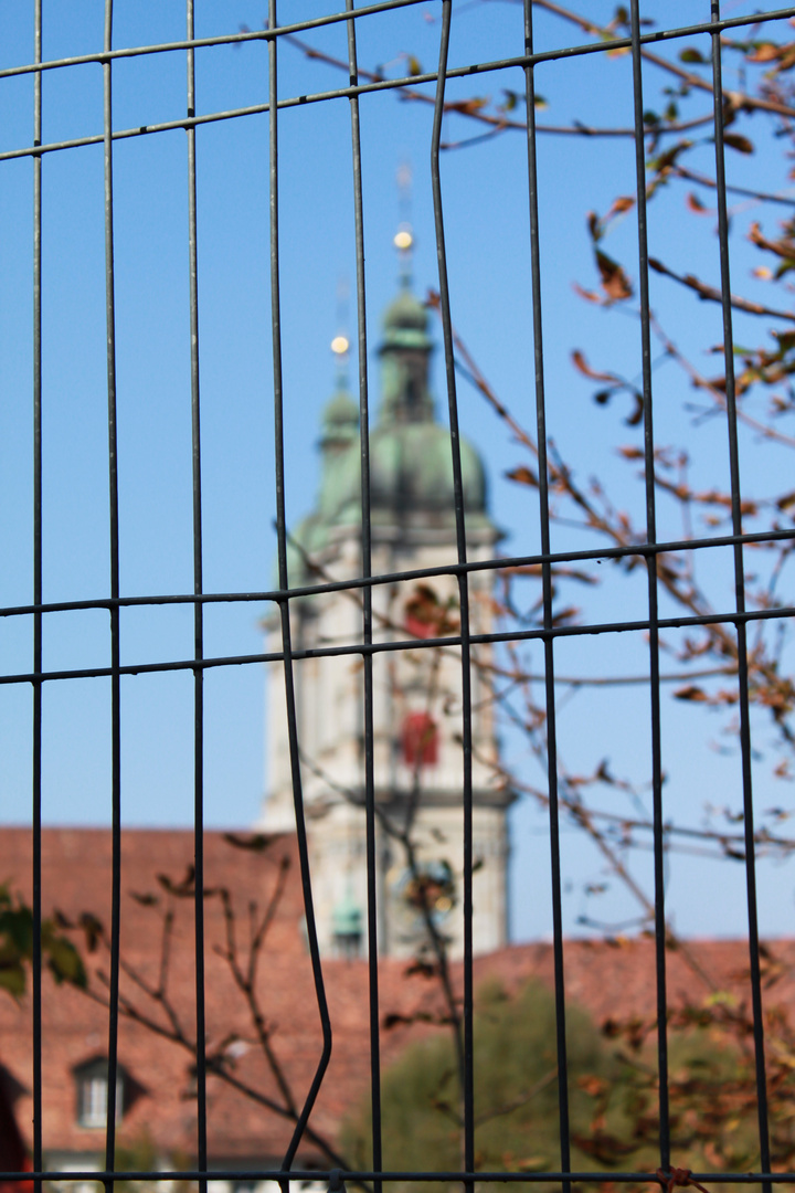 HInter Gittern