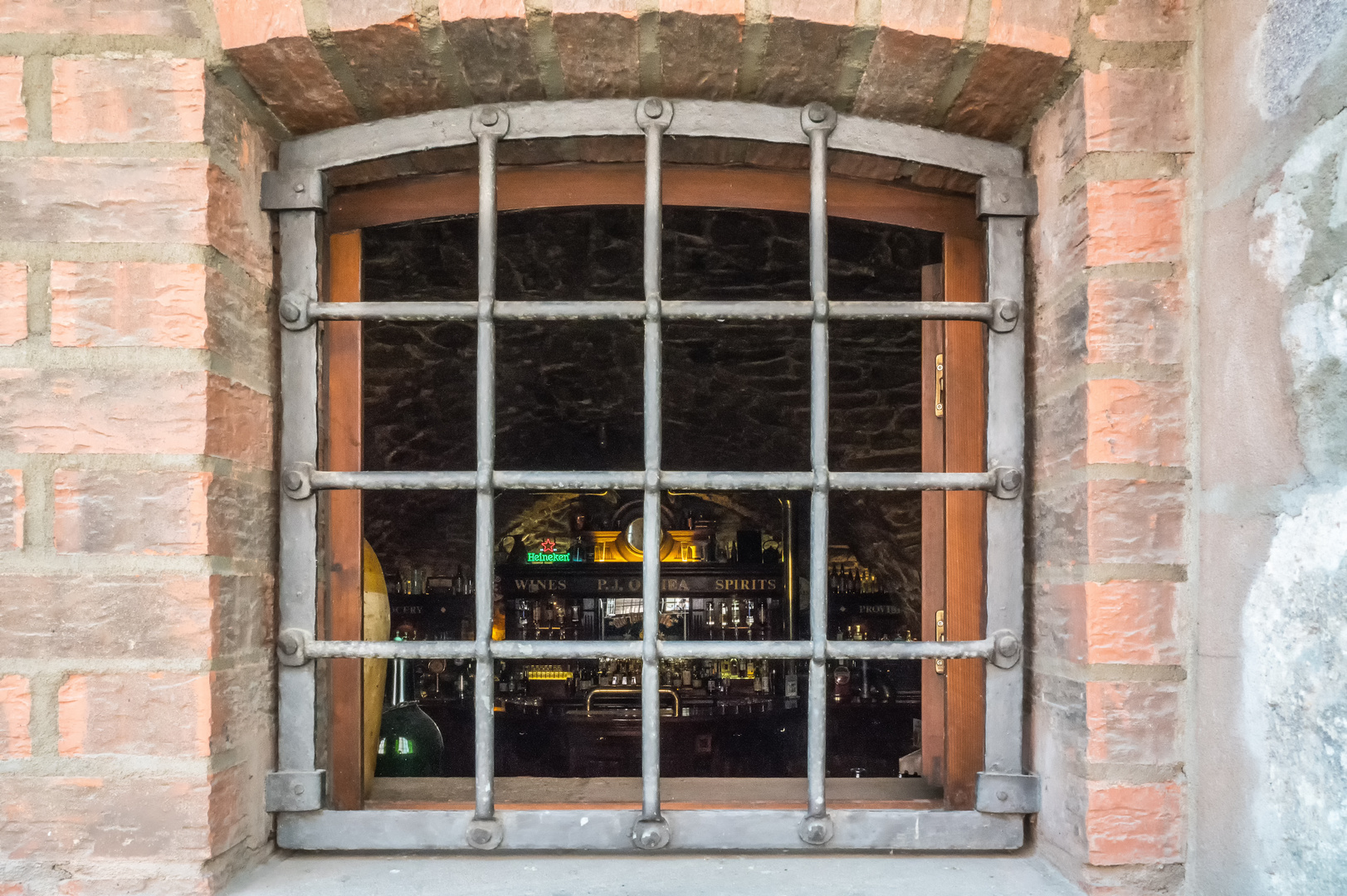 Hinter Gittern - "Durchblick" auf O´sheas  Irish Pub, Nürnberg