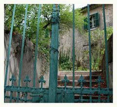 Hinter Gittern verborgen