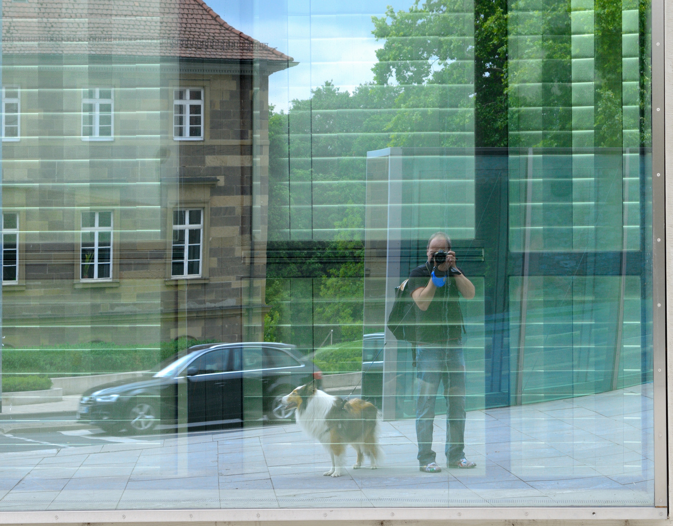 Hinter Glas