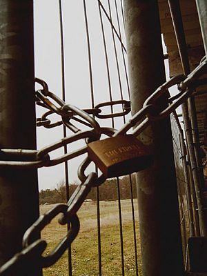 Hinter Schloss und Riegel