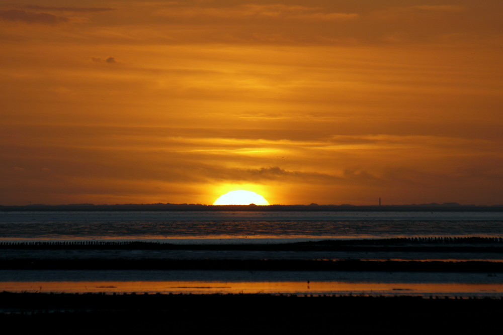 Hinter Sylt versinkt die Sonne