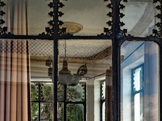 Hinter verschlossenen Fenstern