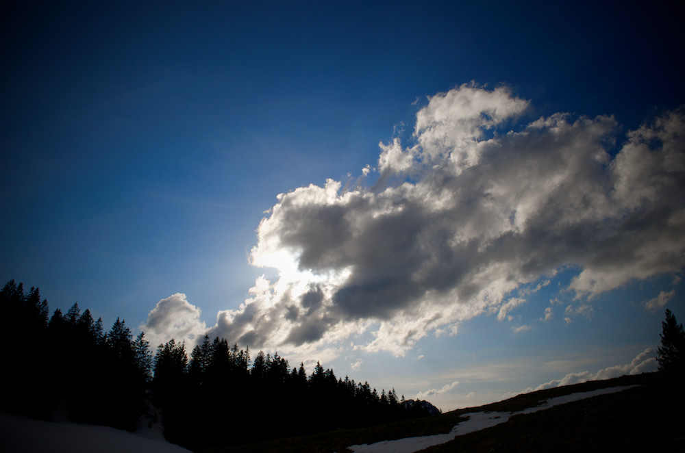 Hinter Wolken