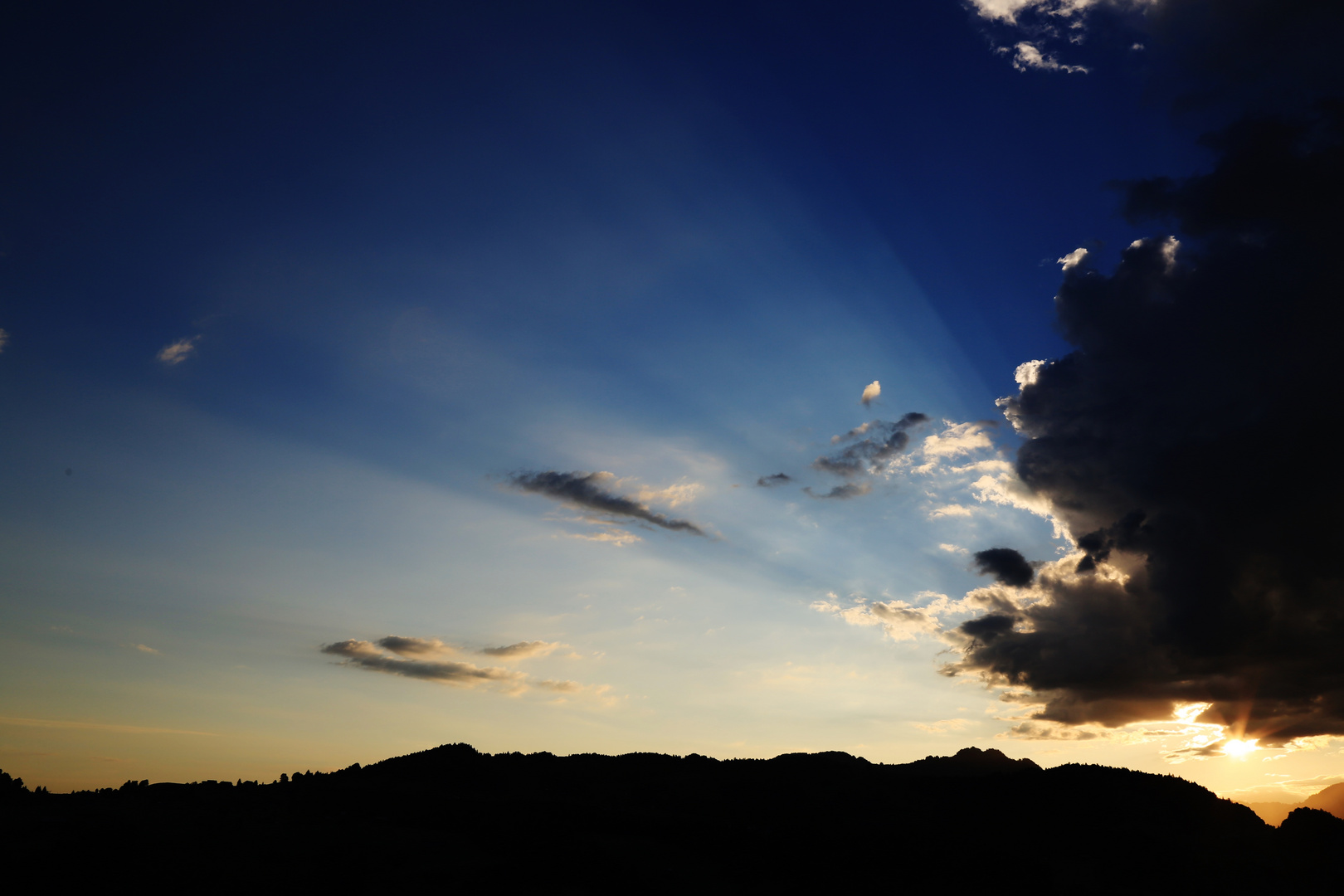 hinter Wolken versteckt.