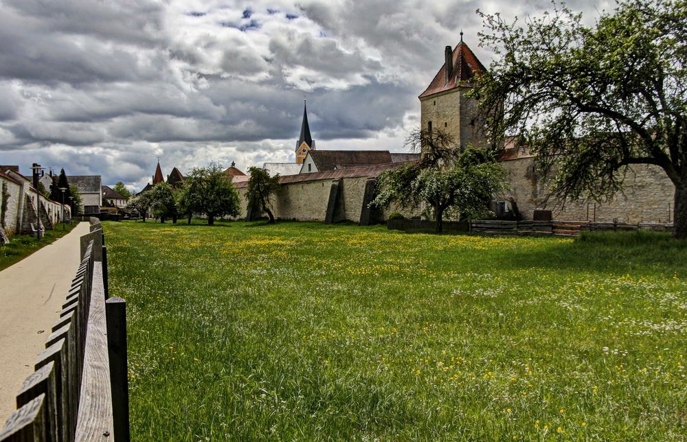 Hinter Zaun und Mauer