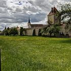 Hinter Zaun und Mauer