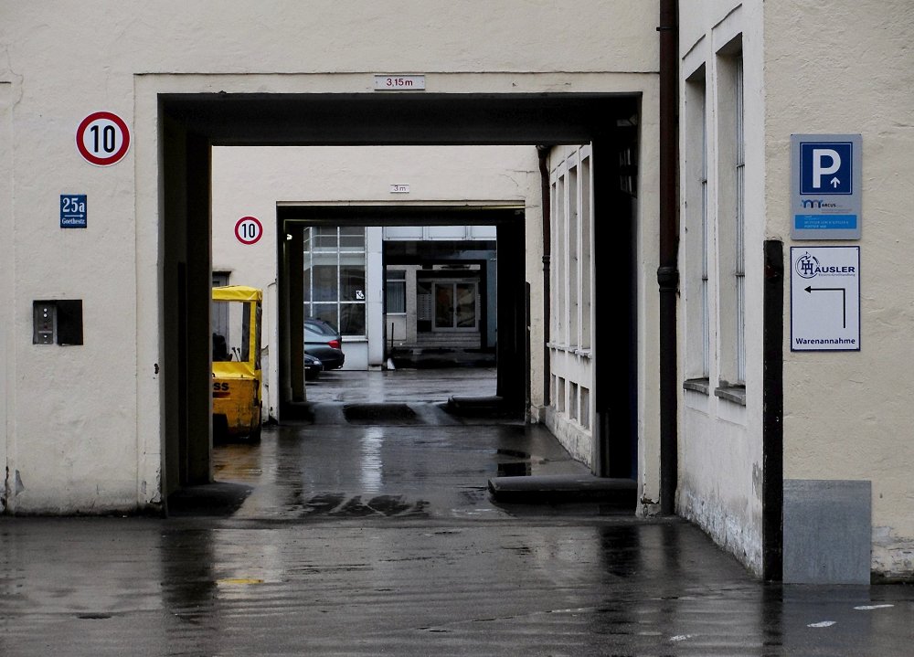 Hinterhof-Auflauern ist einfach so was von abgefahren Foto & Bild