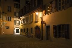 Hinterhof bei Nacht