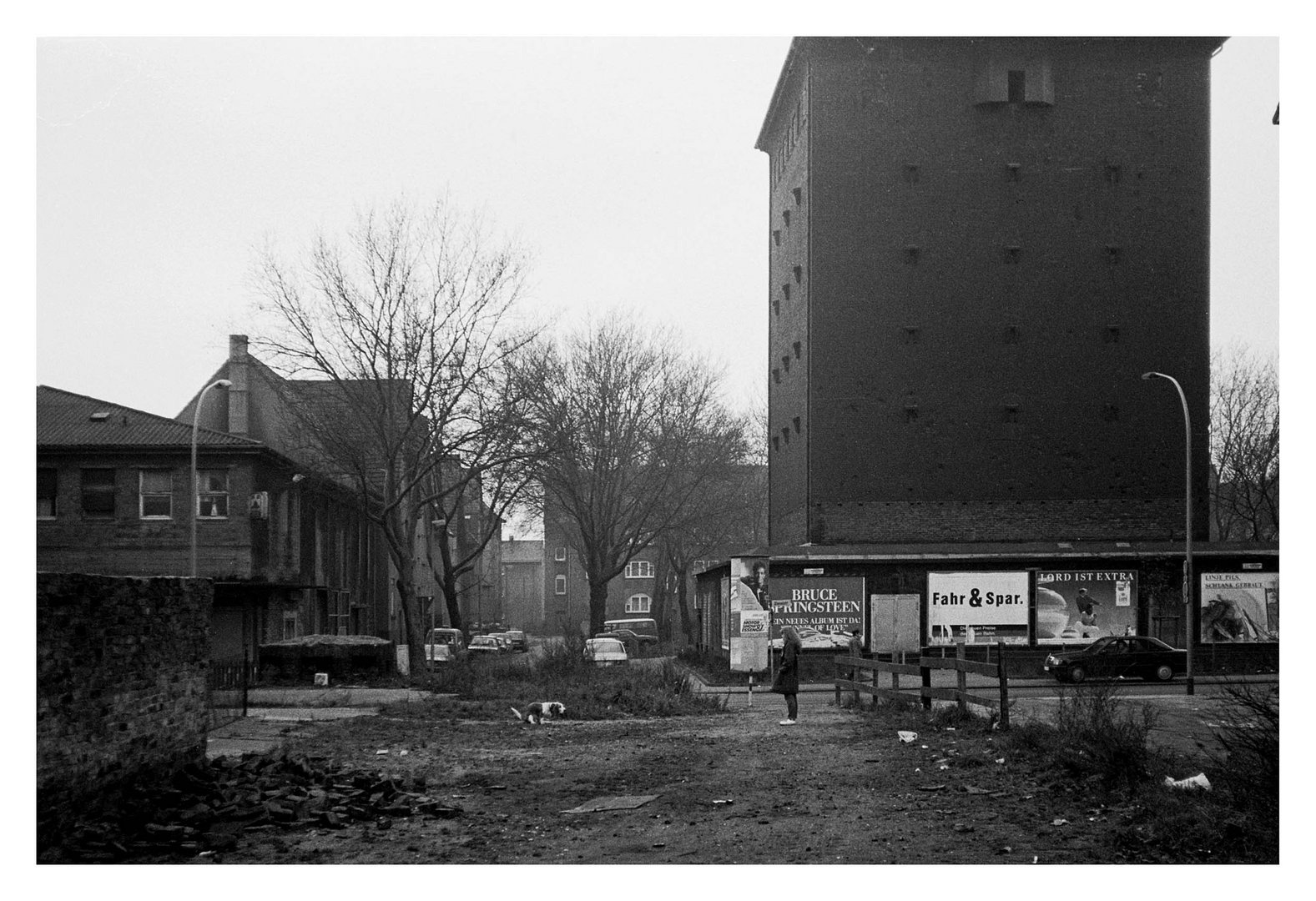 Hinterhof Idylle mit Bunker, Duisburg Bruckhausen 1987