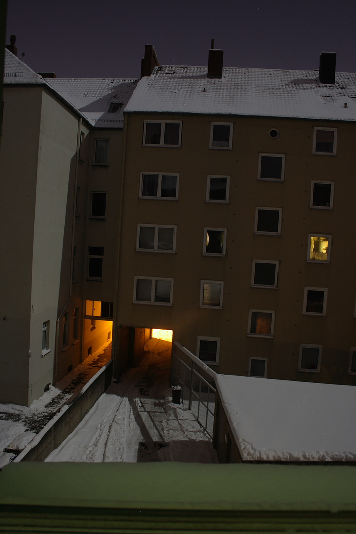 Hinterhof in einer sternenklaren Nacht im Winter