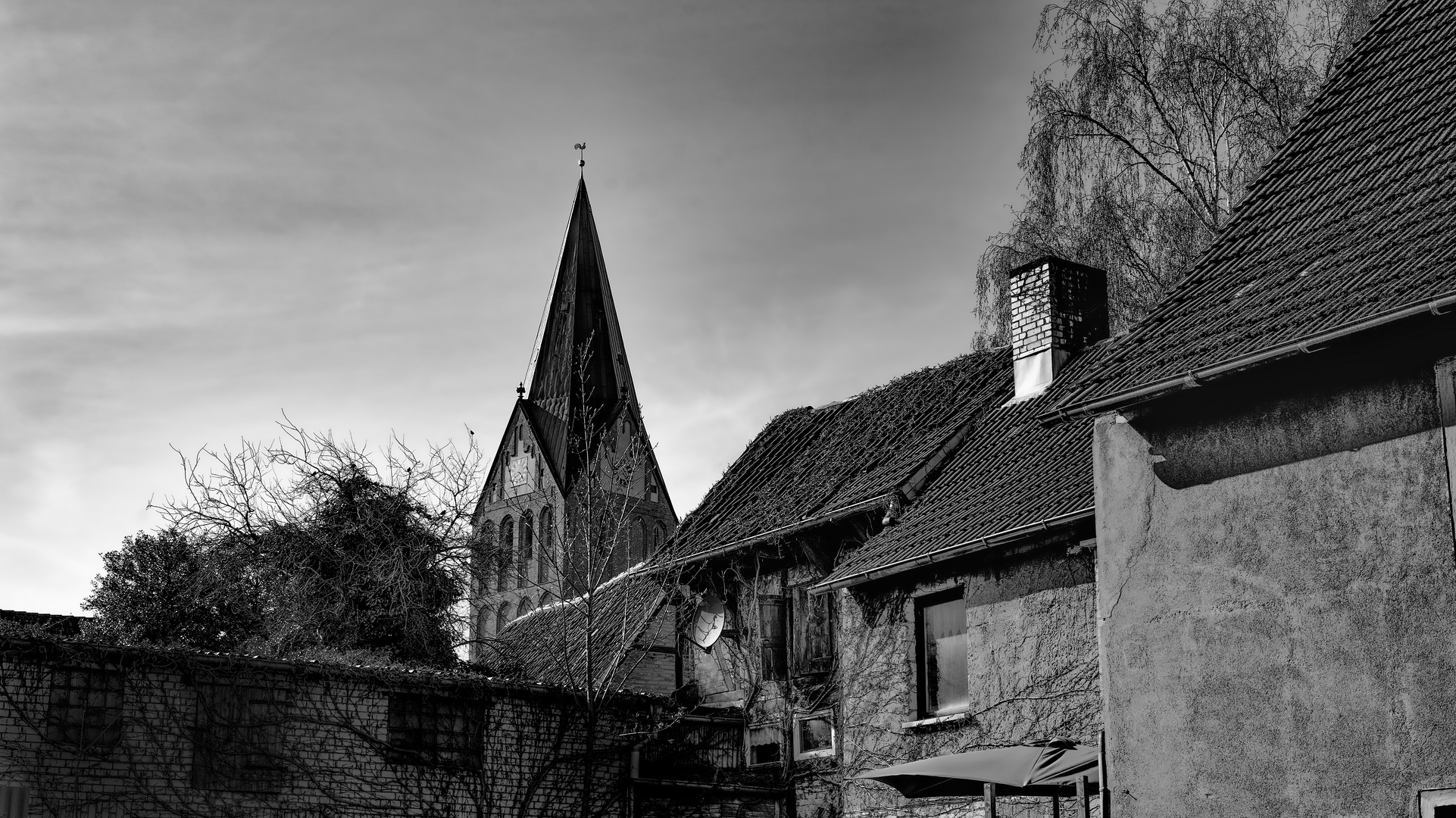 Hinterhof mit Kirchturm sw