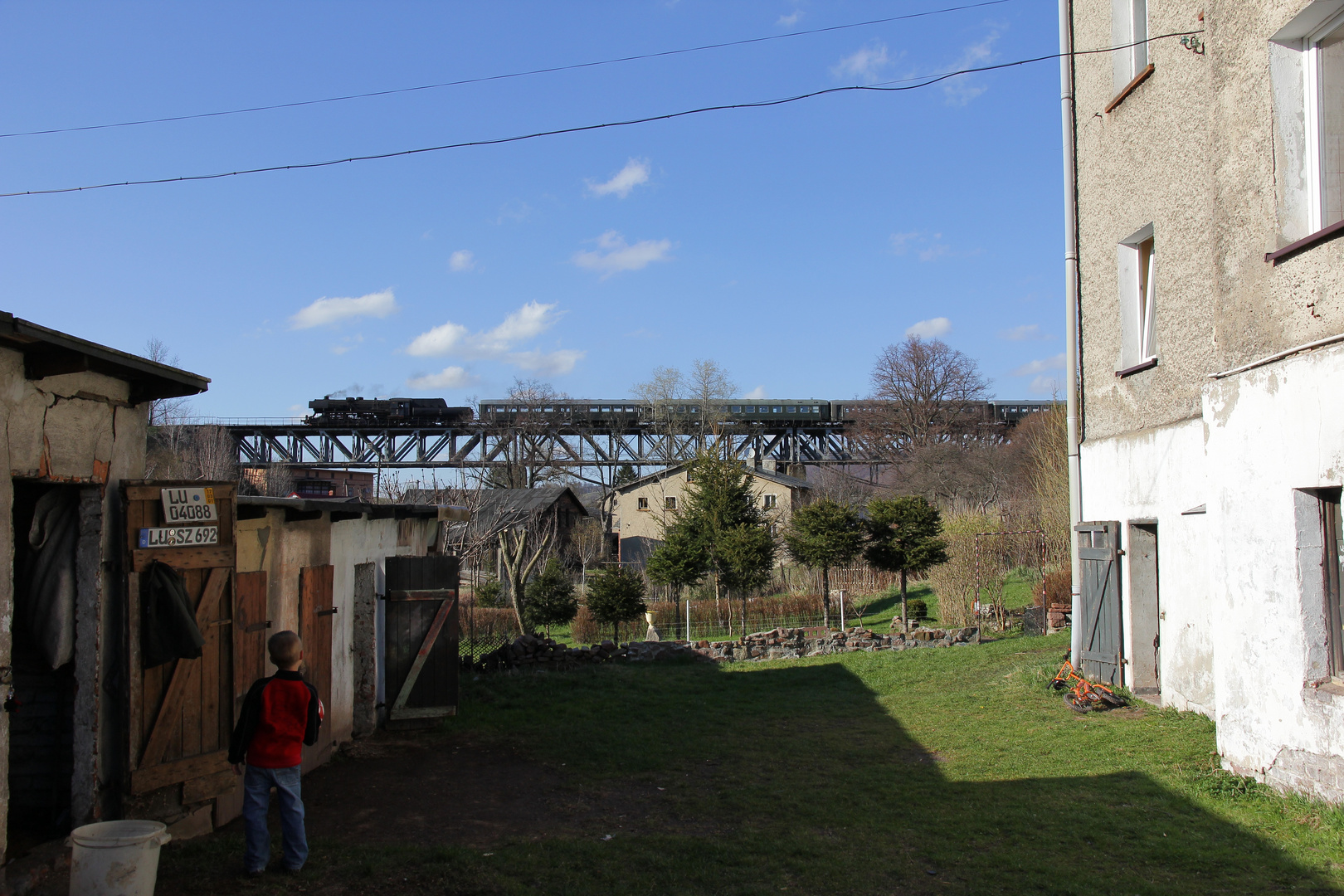 Hinterhof und Eisenbahn