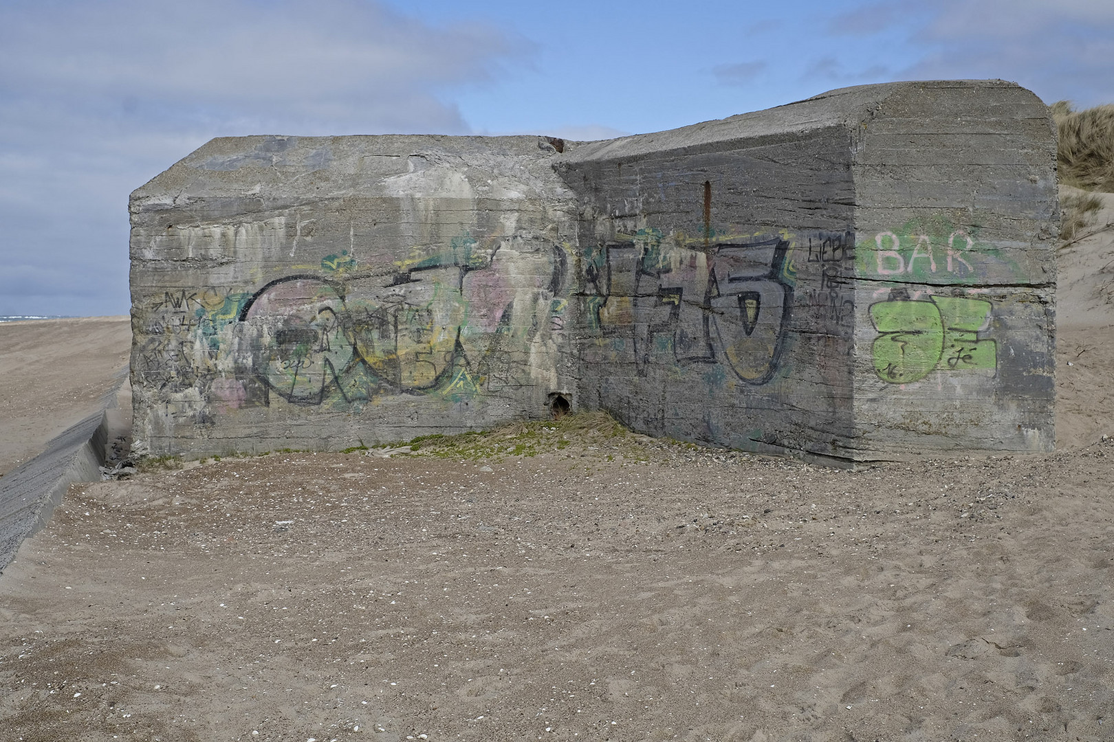 Hinterlassenschaft von Eindringlingen: Weltkrieg II Bunker am Strand von Midtjylland (DK)