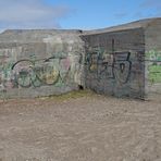 Hinterlassenschaft von Eindringlingen: Weltkrieg II Bunker am Strand von Midtjylland (DK)