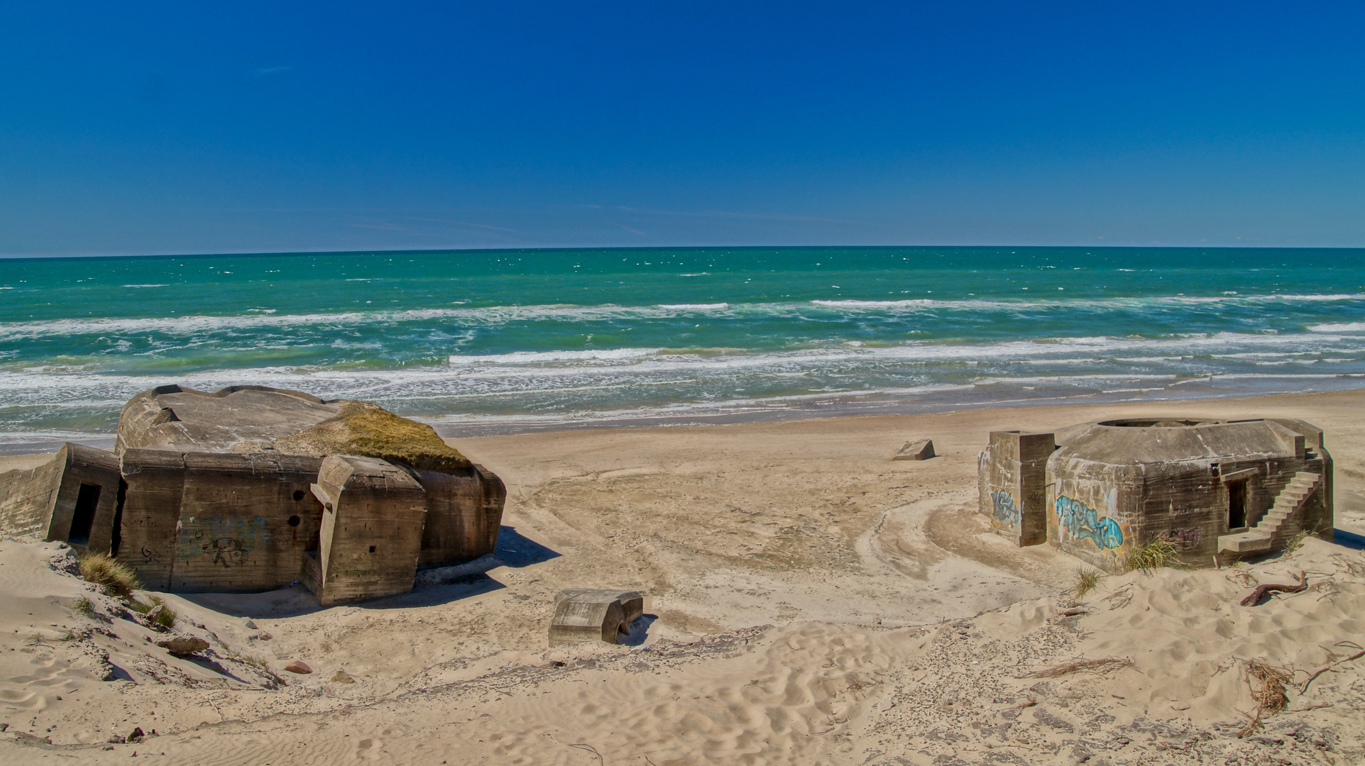 Hinterlassenschaften säumen den traumhaften Sandstrand 