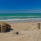 Hinterlassenschaften säumen den traumhaften Sandstrand 