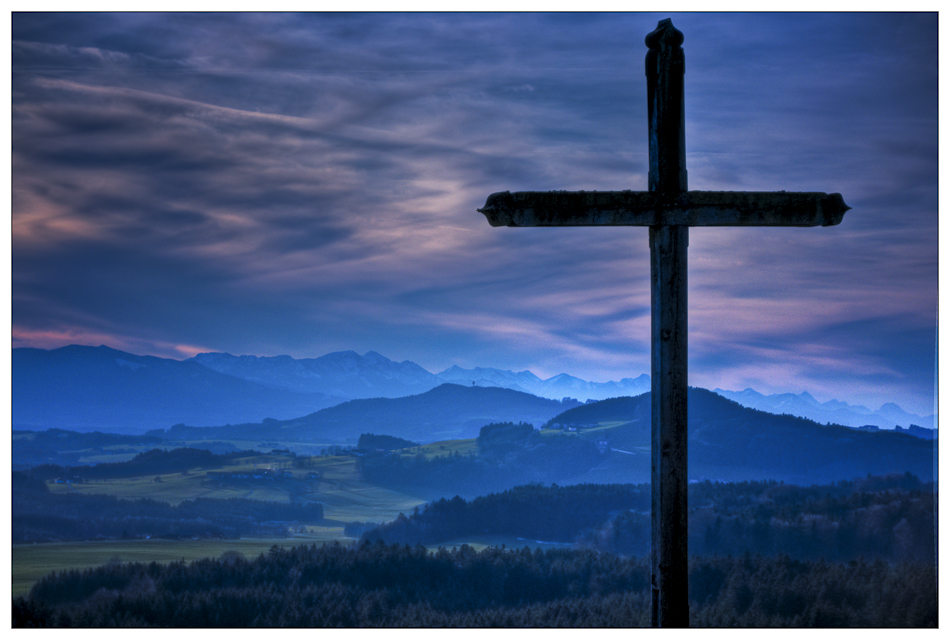 Hinterm Gipfelkreuz